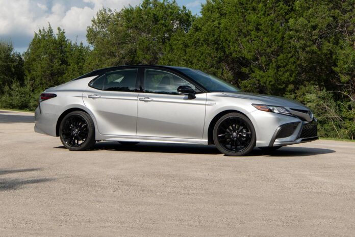 2021_toyota_camry-hybrid_sedan_xse_s_oem_1_1280x855.jpg