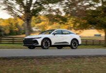 Toyota Crown del 2023, un sedán con un excelente confort de marcha
