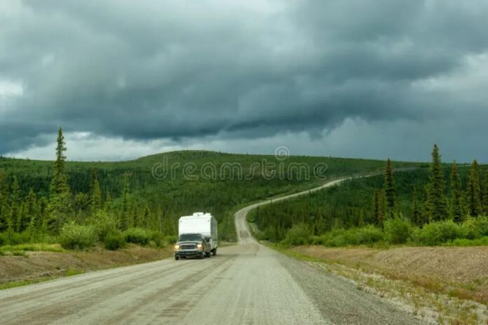La-carretera-del-mundo-campista-en-el-sin-pavimentar-alaska-.jpg